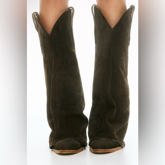 Lorena Saravia H&M 
WESTERN-INSPIRED SUEDE BOOTS
DARK BROWN. SIZE US 5 - Picture 3 of 8